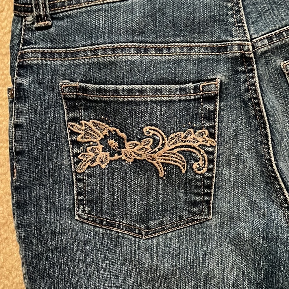 Gloria Vanderbilt dark blue slightly distressed blue jeans Size 8 - Picture 4 of 5
